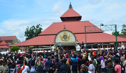 Ribuan Warga Berebut  Sedekah Raja, Aminah : Untuk Taru Di Rumah dan Kebun 