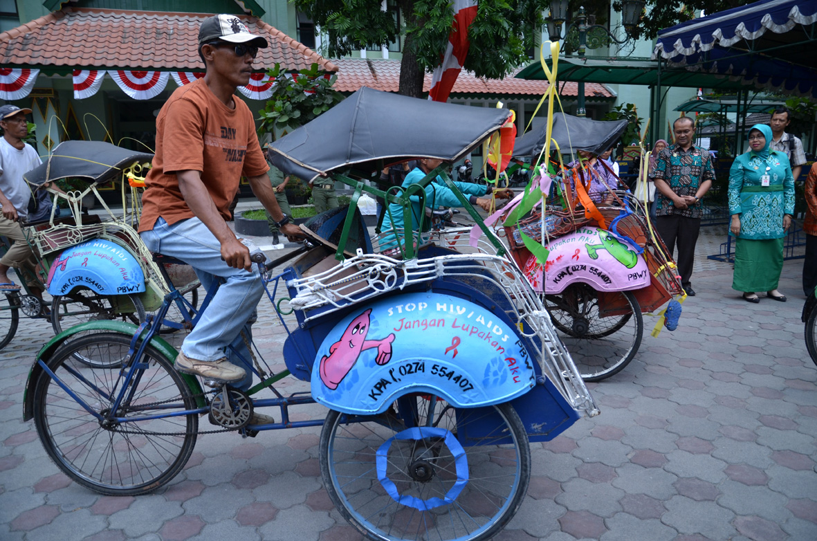 KPA KOTA KAMPANYE PENGGUNAAN KONDOM MELALUI BECAK