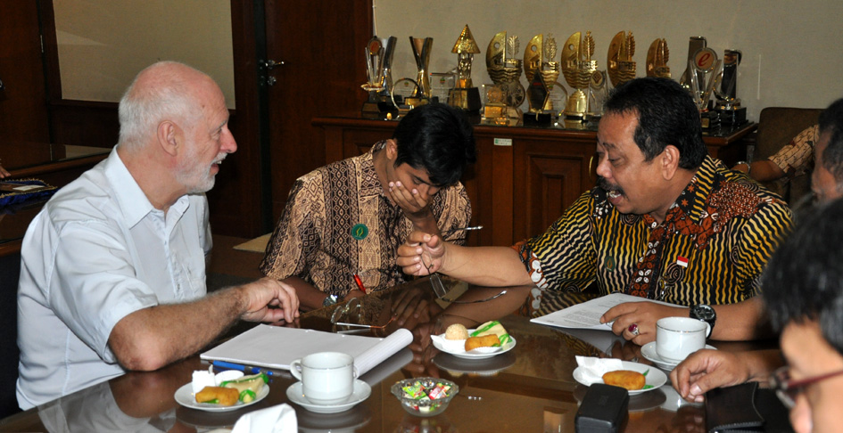 PROF ADRIAN  ATKINSON BERTEMU WAWALI, BAHAS LINGKUNGAN