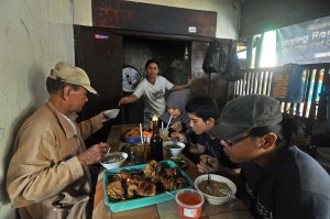 SANTAP SOTO SAMBIL GESER DUDUK DI SOTO NJEPIT