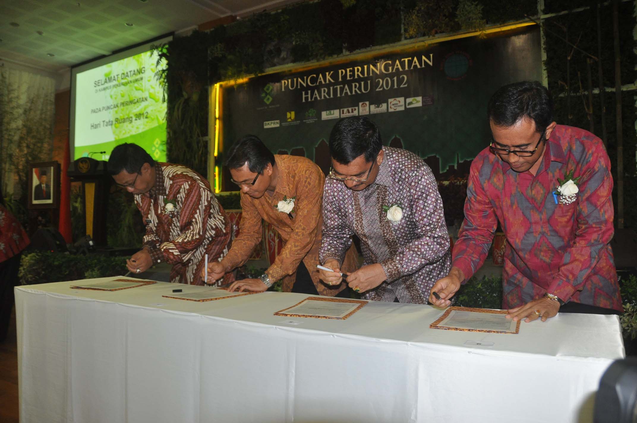 WALIKOTA TANDATANGANI PIAGAM KOTA PUSAKA