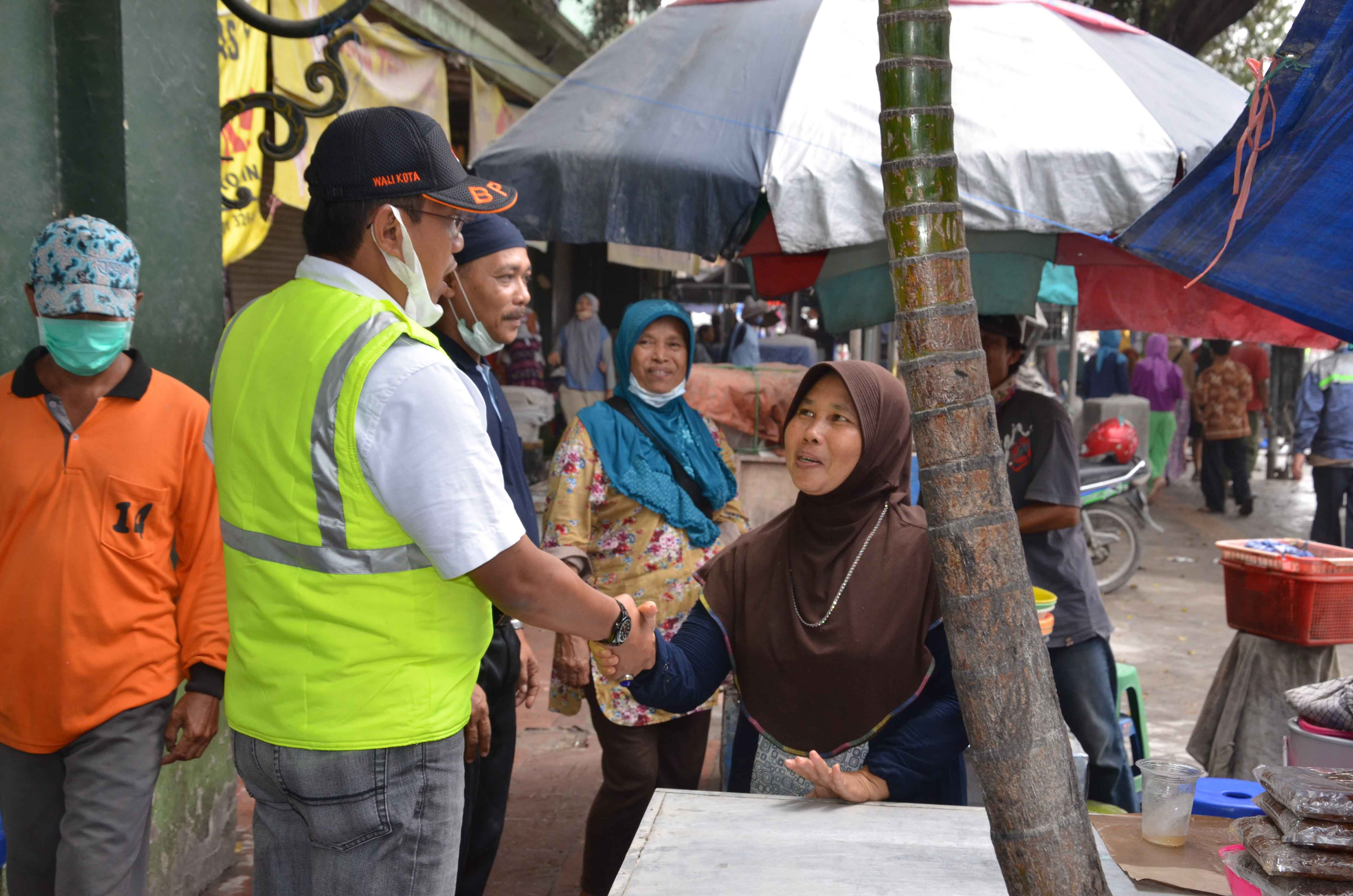 WALIKOTA YOGYA PANTAU  AKTIVITAS PASAR BERINGHARJO.