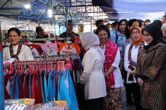 Kunjungi Pasar Beringharjo, Ibu Iriana Jokowi Belanja Batik
