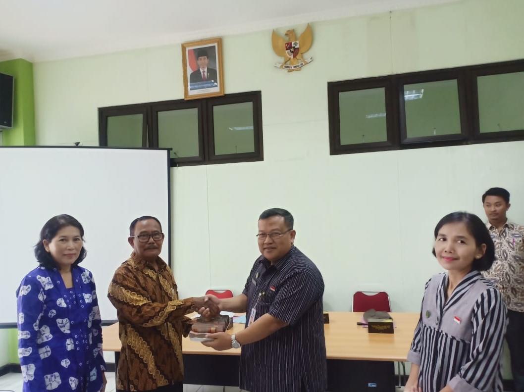 Dinsos Kota Yogyakarta serahkan dana 225 juta untuk 15 KUBE