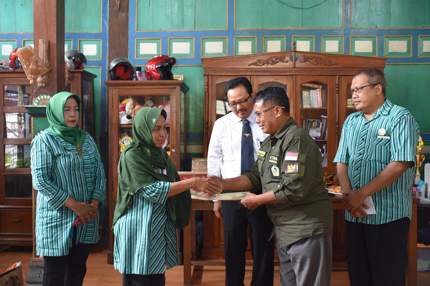 Serah Terima Kartu Anggota KTNA Kota Yogyakarta