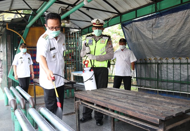 Cegah Penyebaran Corona, Wawali Pimpin Langsung Penyemprotan Disinfektan