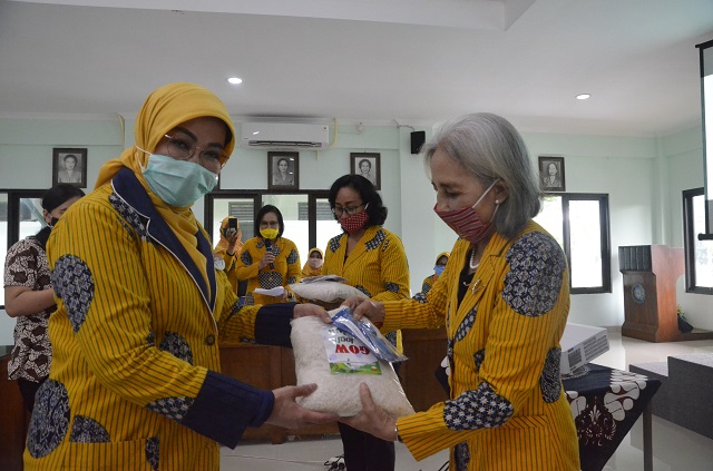 GOW Kota Yogya Berikan Bantuan Paket Beras Kepada Masyarakat