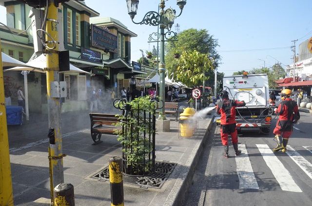 Cegah Penyebaran Covid 19, Disperindag Intensifkan Penyemprotan Disinfektan