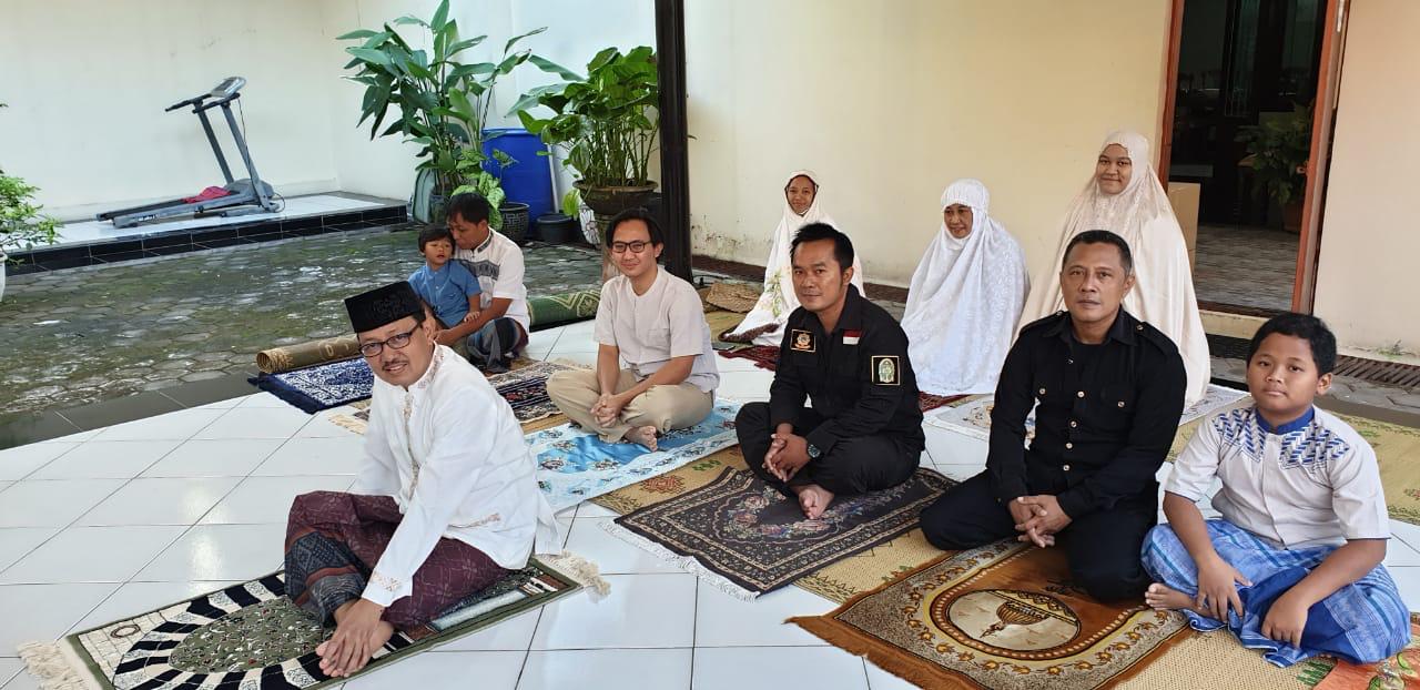 Cegah Penularan Covid 19, Walikota dan Wakil Walikota Yogyakarta Sholat Ied di Rumah