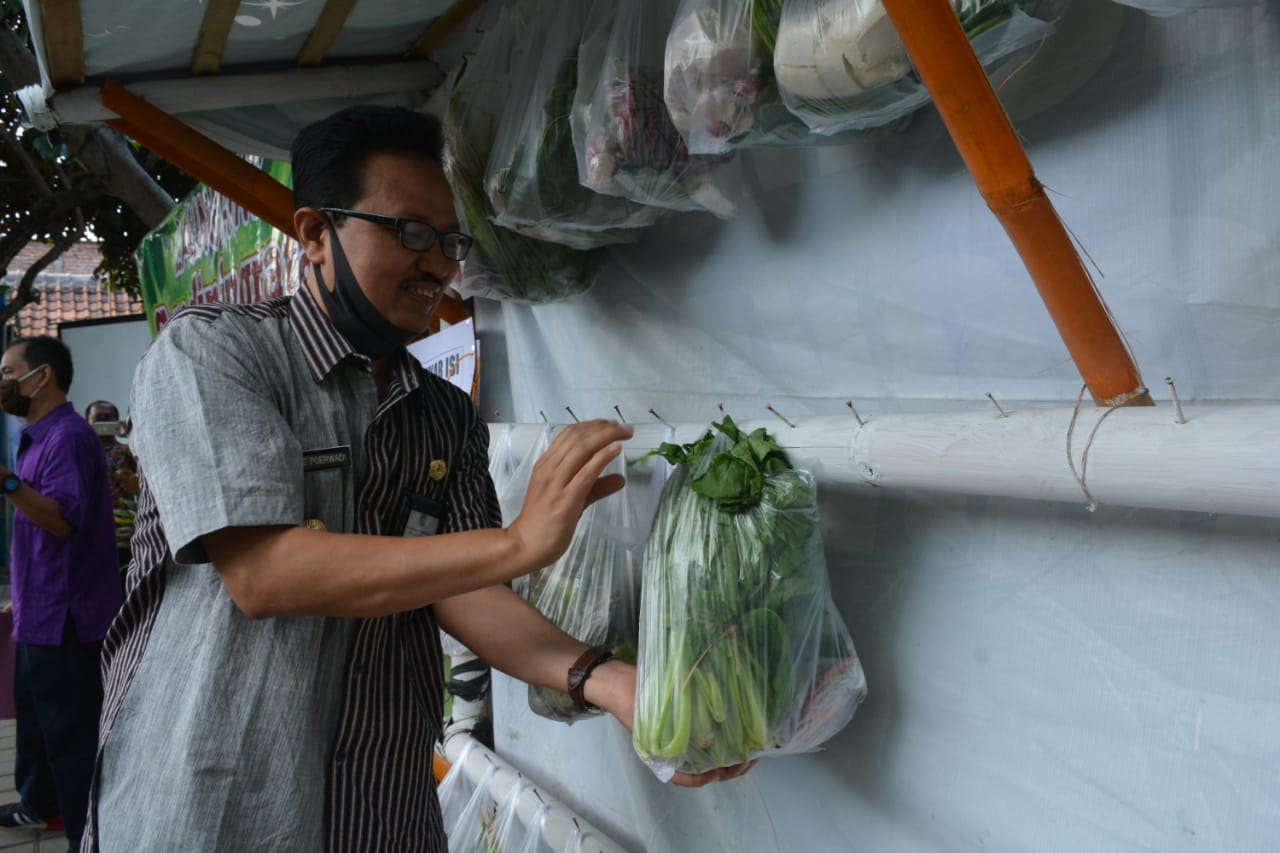 Gotong Royong Warga Cokrodiningratan Sediakan Sayuran Untuk Warga