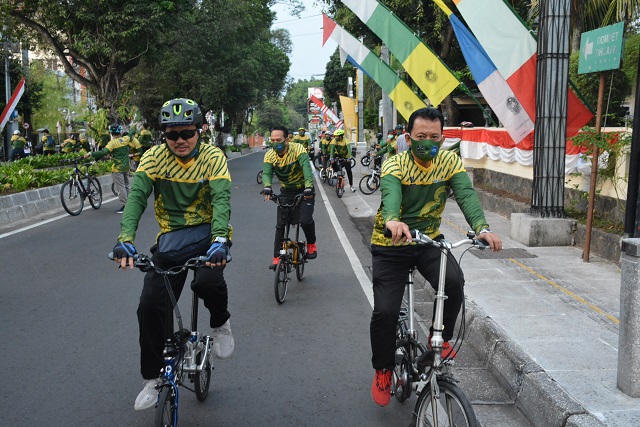 Wakil Walikota Yogyakarta  Bersepeda dan Bagikan Masker