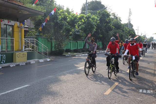 Ngontel ke Pasar, Heroe Poerwadi Bagikan Masker