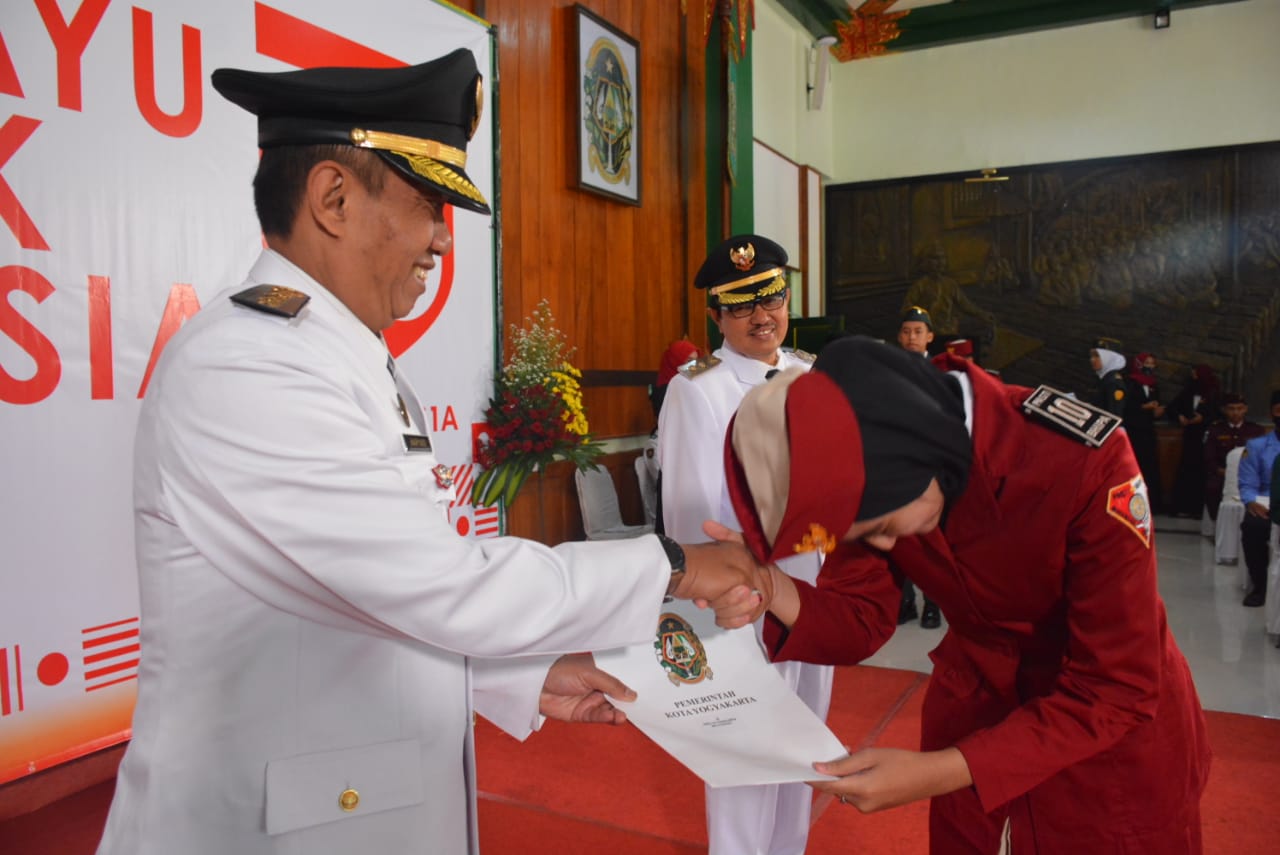 Walikota Yogyakarta Serahkan Piagam Penghargaan Kepada Puluhan Pasukan Pengibar Bendera