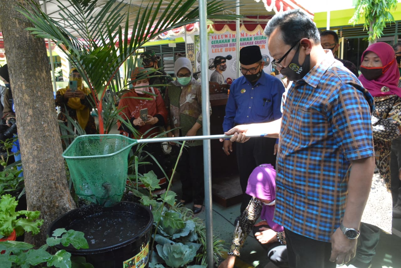 SD Muhhamadiyah Bausasran Bantu Warga Terdampak Covid-19.