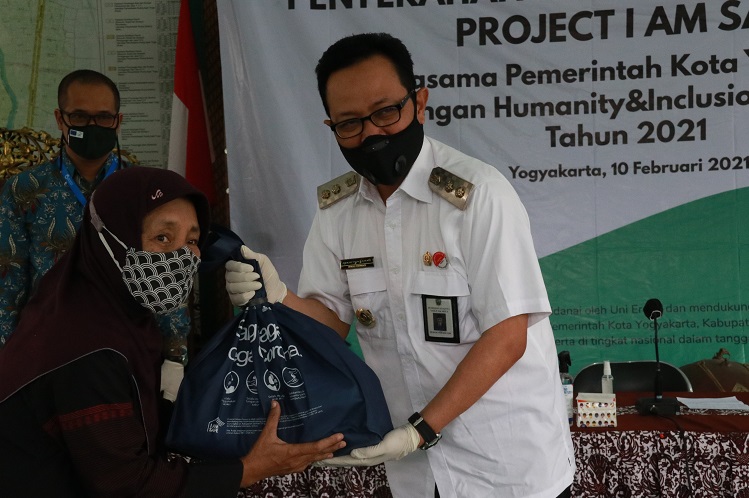 Penyerahan Bantuan Paket Perlengkapan Kebersihan Untuk Kelompok Rentan