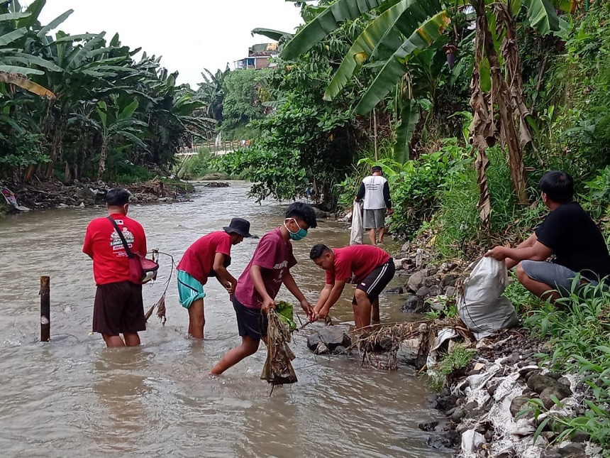 DLH Terjunkan 40 Personil Bersihkan Sampah di Sungai