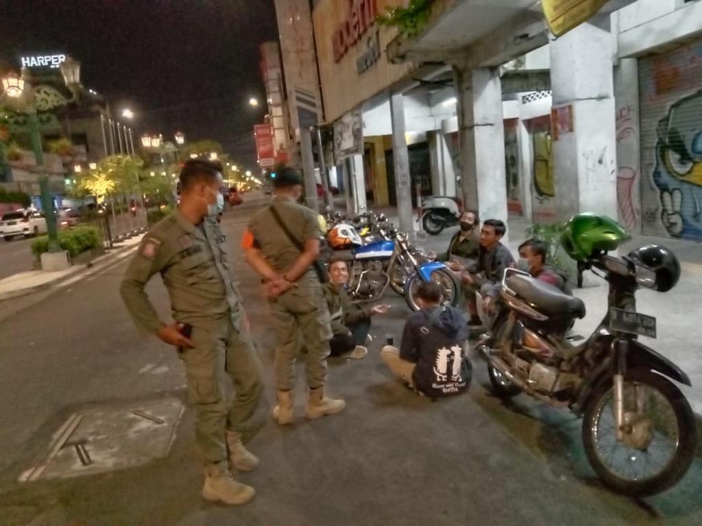 Satpol PP Kota Yogya Giatkan Patroli Prokes Ramadan   