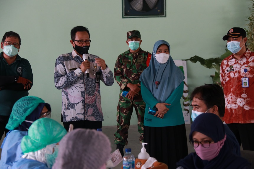 Lansia Umbulharjo dan Pedagang Gembiraloka Zoo Ikuti Vaksinasi