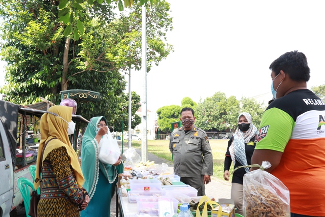 Satpol PP Berikan Bantuan Beras Untuk PKL Wirobrajan