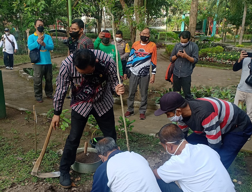 Hari Tani Nasional, Wawali Pimpin Bersepeda dan Tanam Pohon 