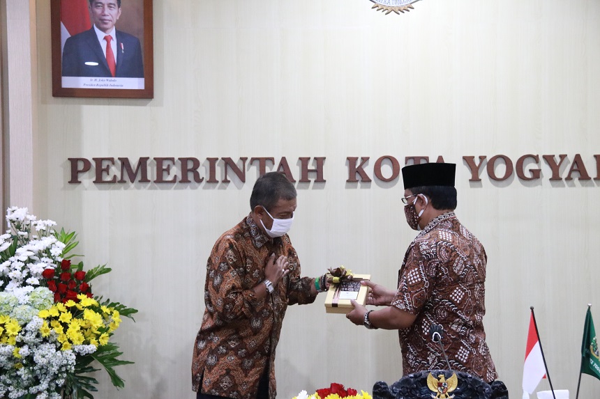 Walikota Lepas Purna Tugas Mantri Kraton