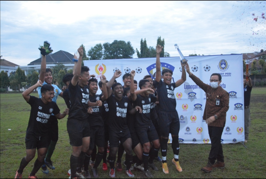 Kalahkan PS BOM, PS Mataram Manggala Utama GL Zoo Raih Juara Pertama dalam Turnamen Piala Walikota