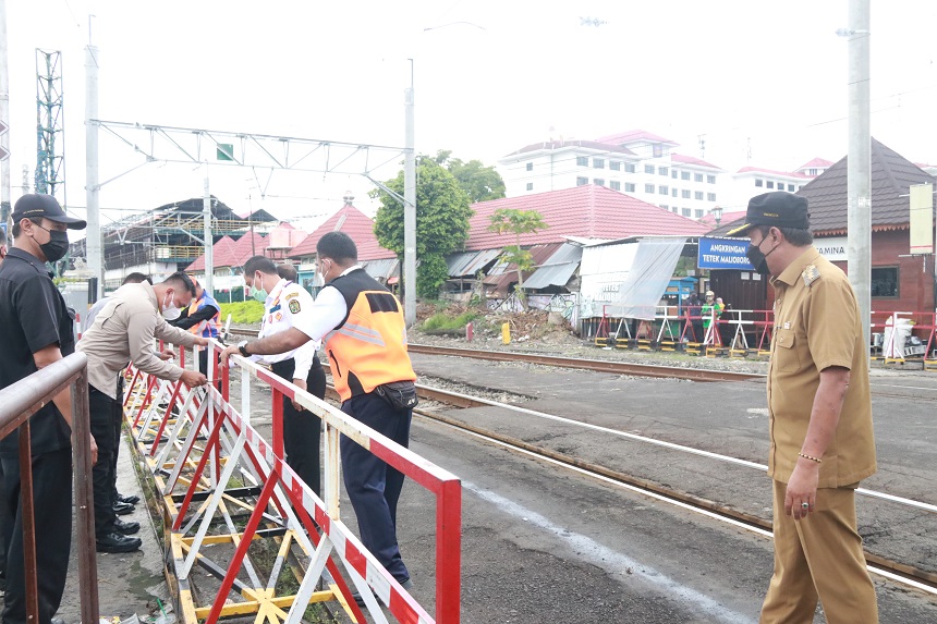 Rel Kereta Posko Gumaton Hanya Untuk Pejalan Kaki