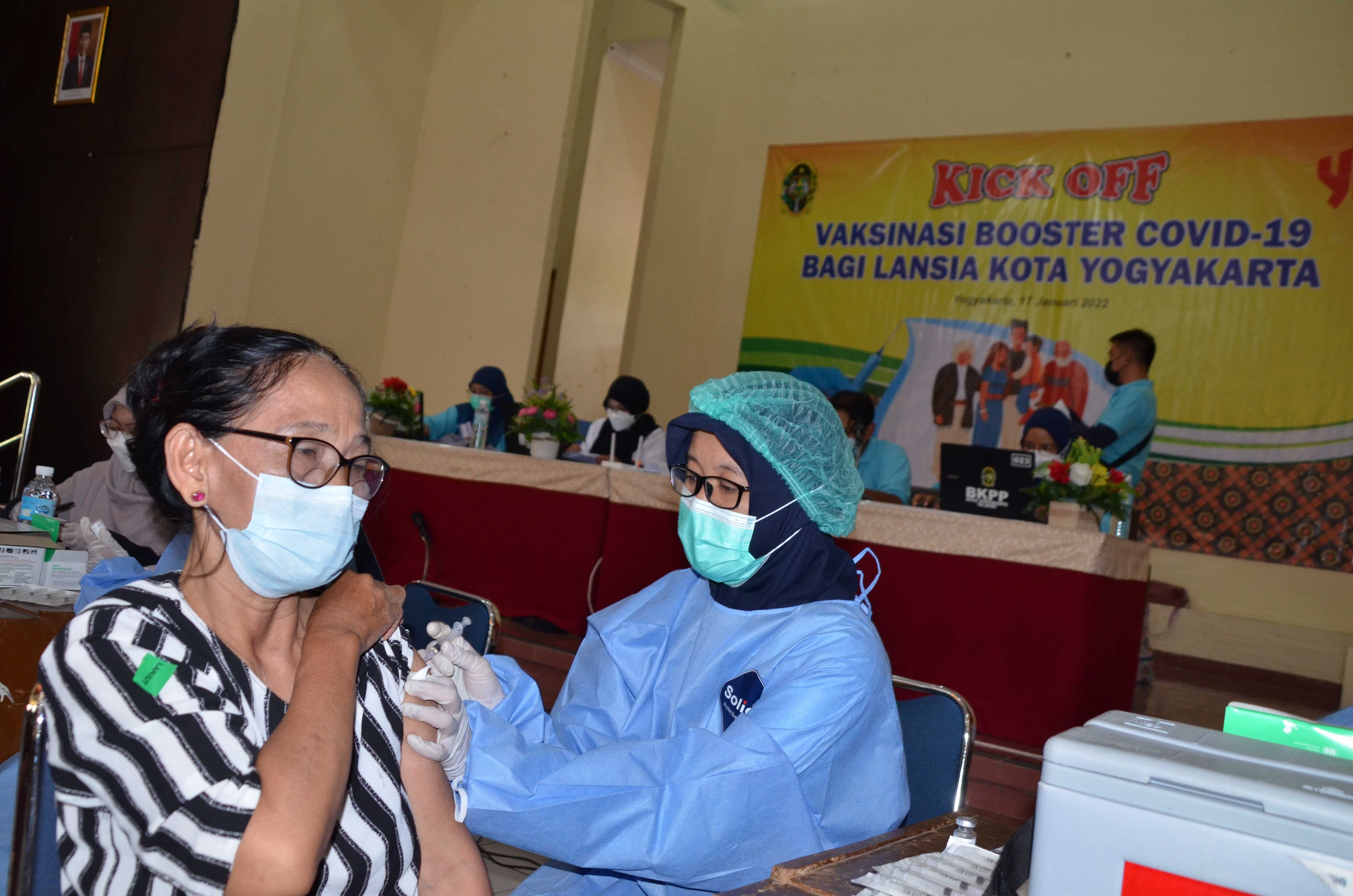 Warga Lansia Yogya Antusias Ikut Vaksinasi Booster   