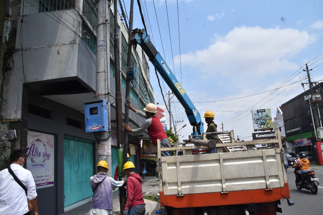 Operasi Bersama Tertibkan Tiang Fiber Optik Belum Berzin