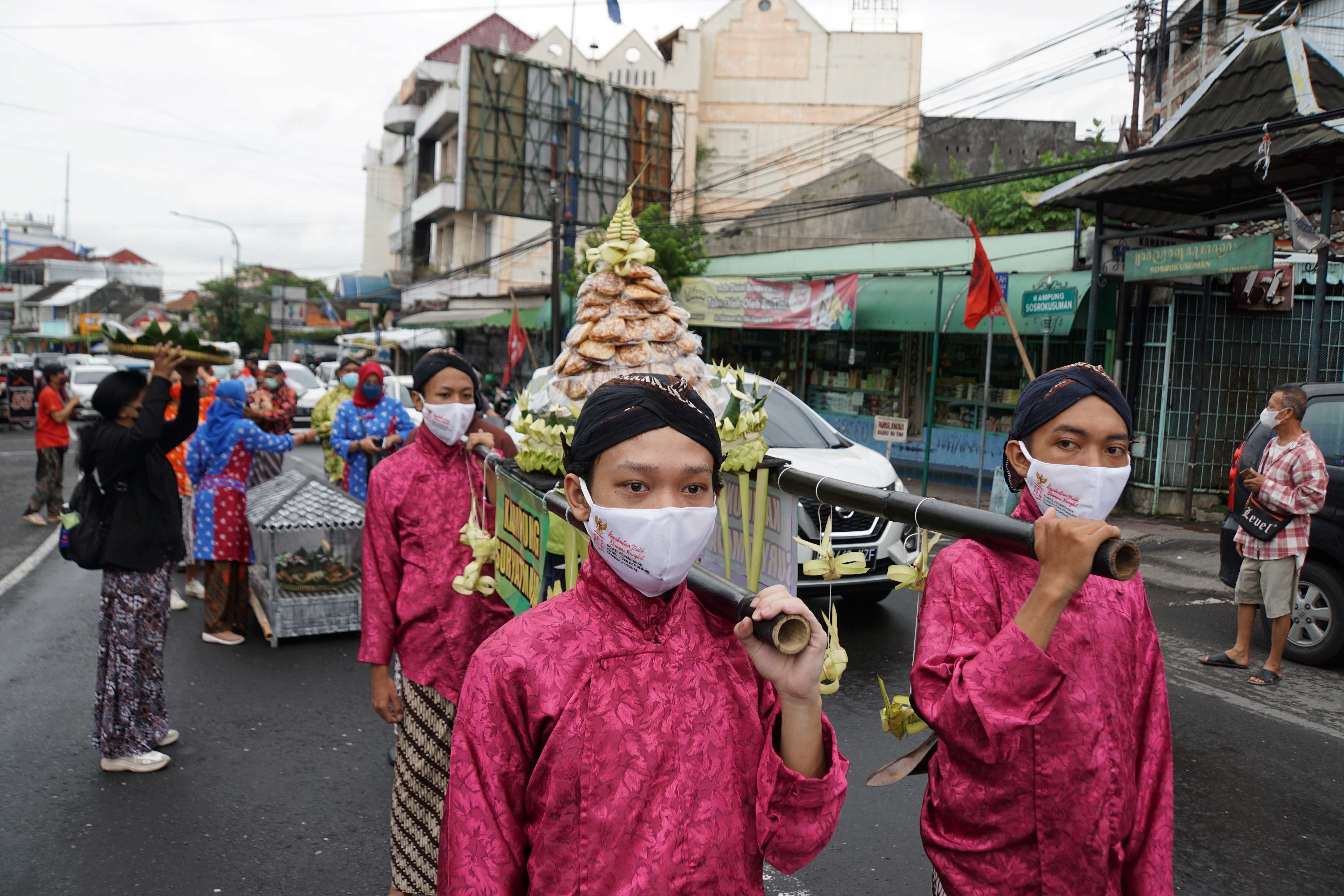 Masyarakat Suryatmajan Gelar Ruwahan Apeman