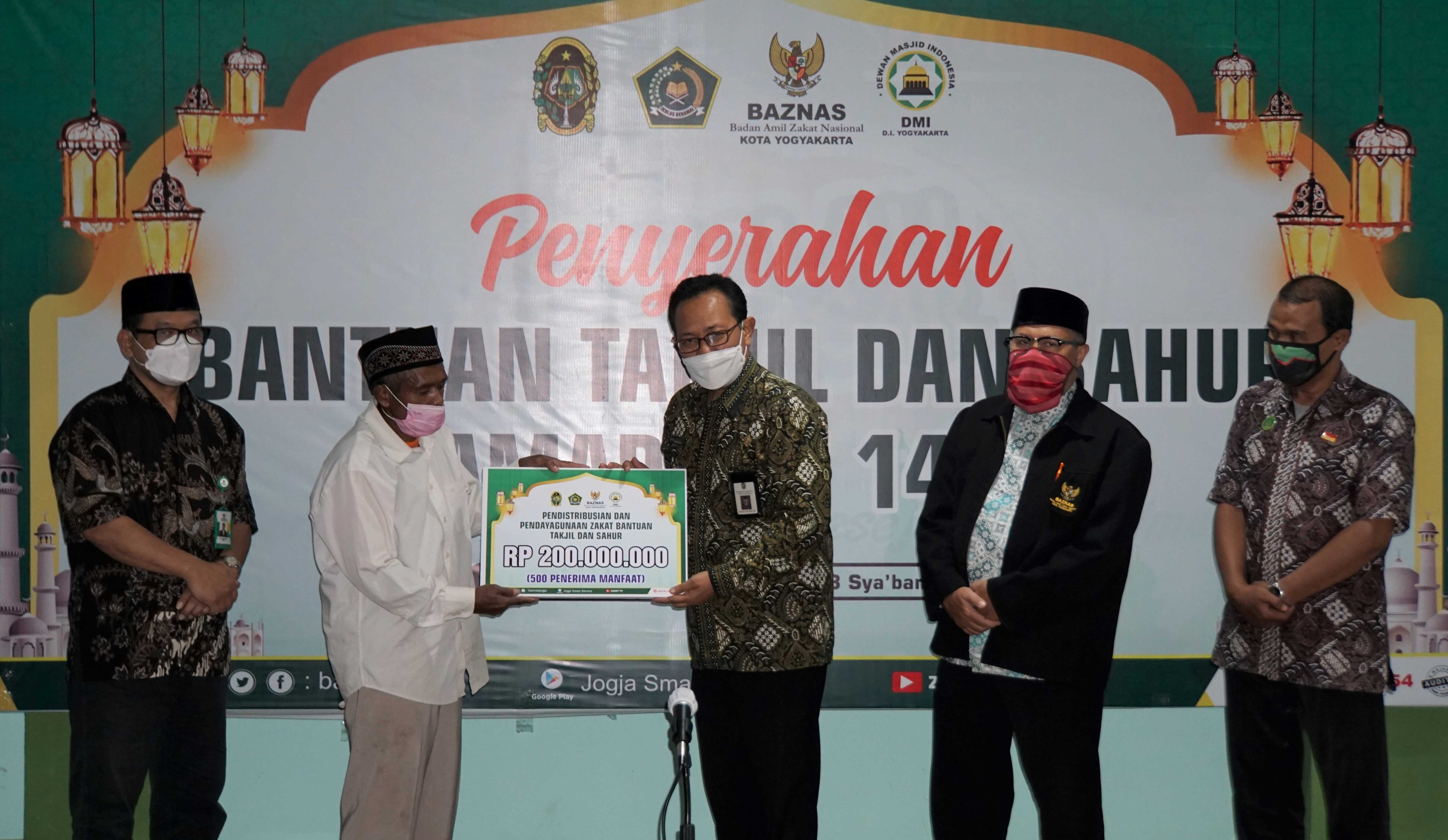 Baznas Serahkan Bantuan Takjil Sahur