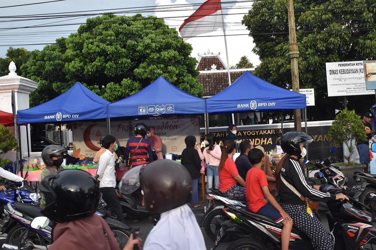 Pasar Sore Ramadan  Kelurahan Purbayan Gunakan QRIS Dalam Pembayaran