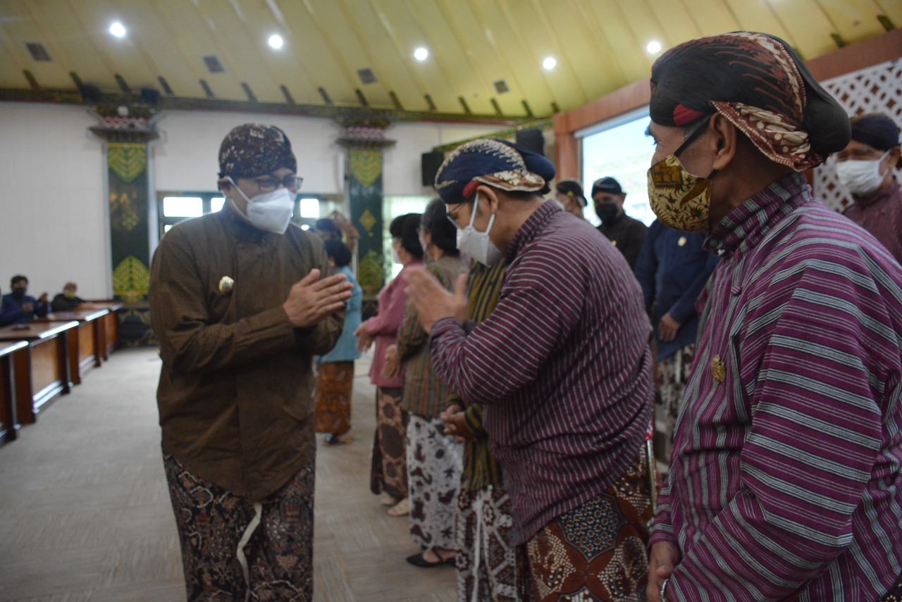 Abdi Dalem Benteng Penyangga Budaya