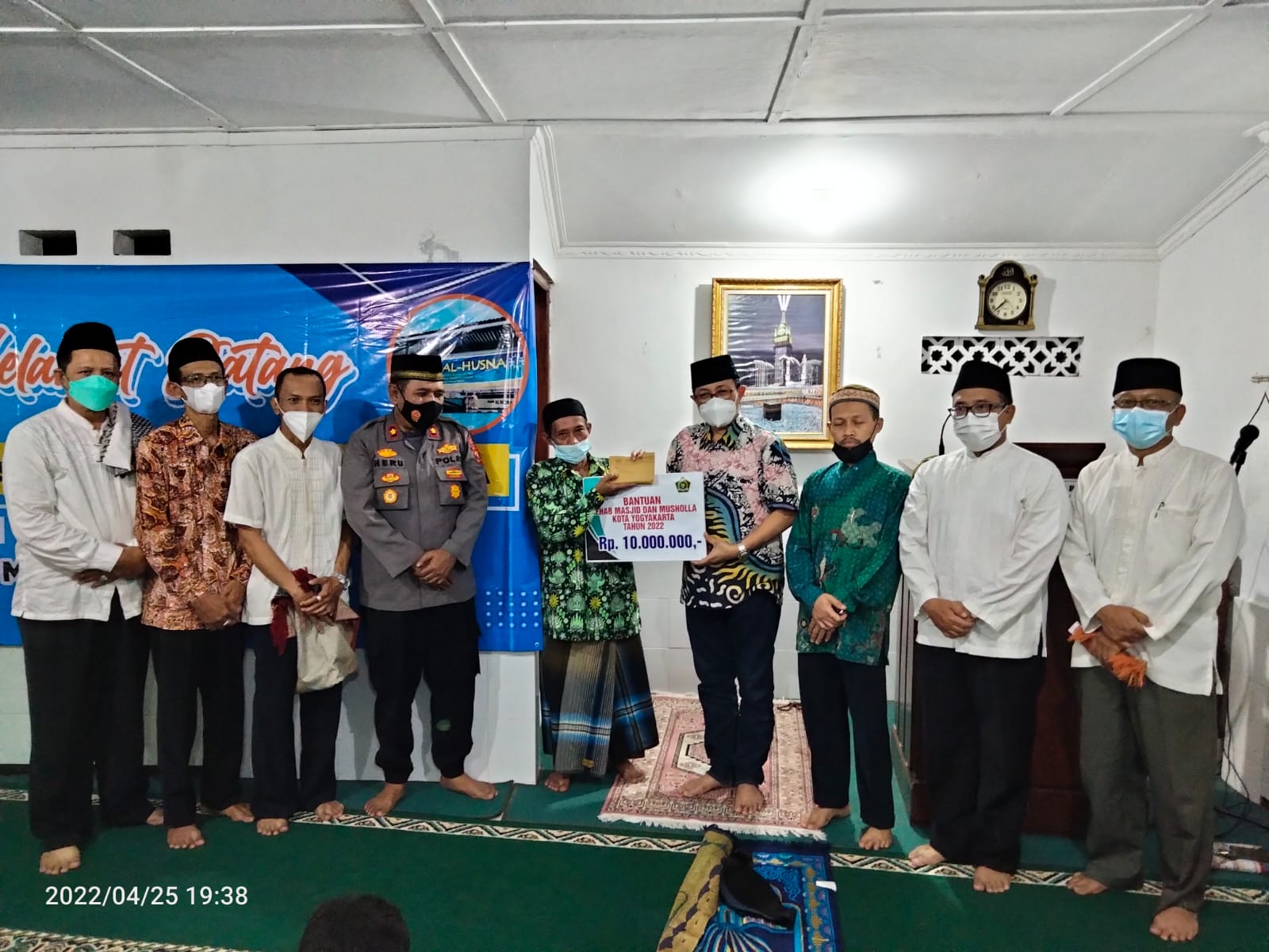 Wawali Serahkan Bantuan Renovasi Masjid