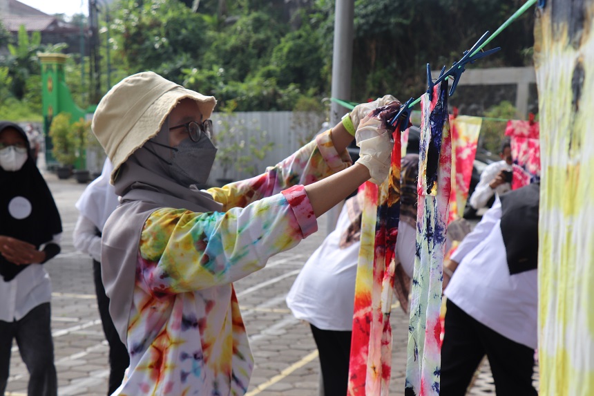 Kreasi Literasi Anak Kenalkan Batik Jumputan