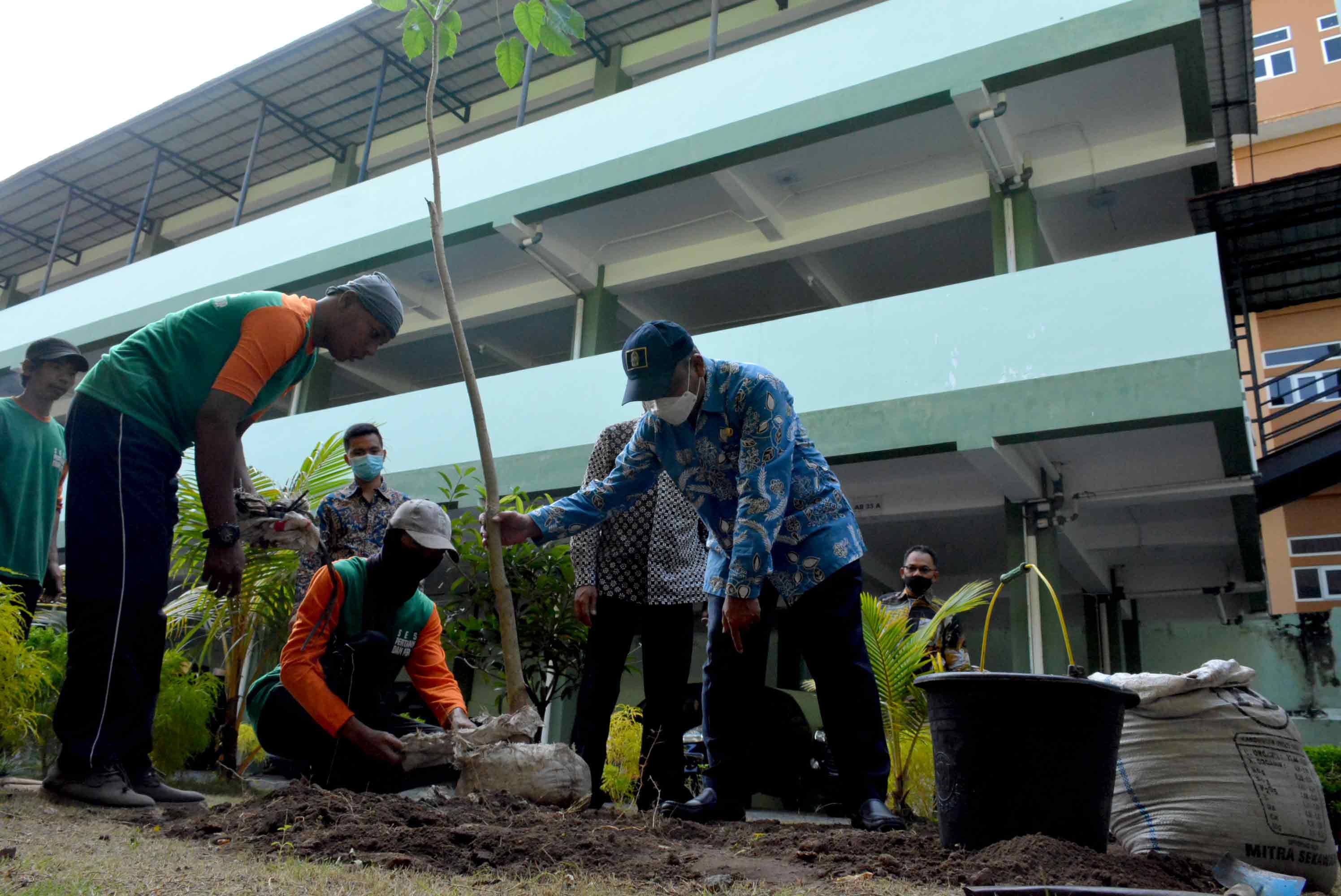 Jaga Kelestarian Alam, PDAM Tirtamarta Serahkan Pohon ke DLH Kota Yogya