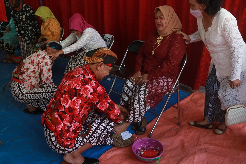 Warga Kampung Demakan Lestarikan Upacara Adat Tumbuk Ageng 