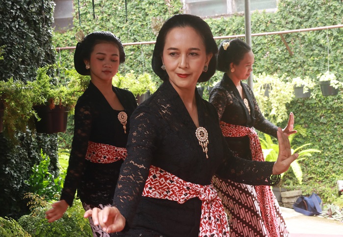 Menari Bersama Lansia Meriahkan Pesta Budaya HUT RI di Kotabaru