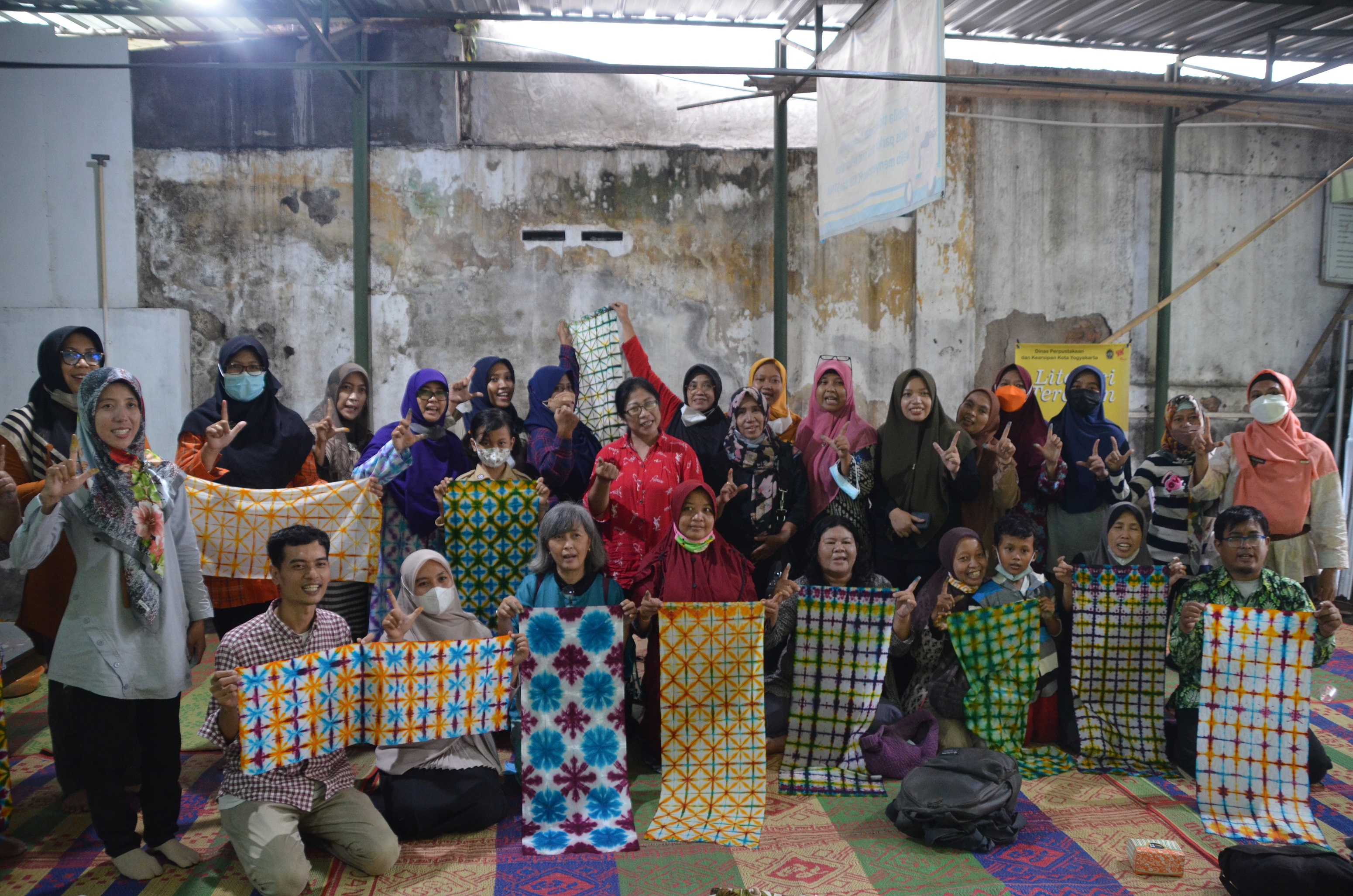 Pelatihan Kreasi Batik untuk Mendorong Kreativitas dan Produktivitas Masyarakat