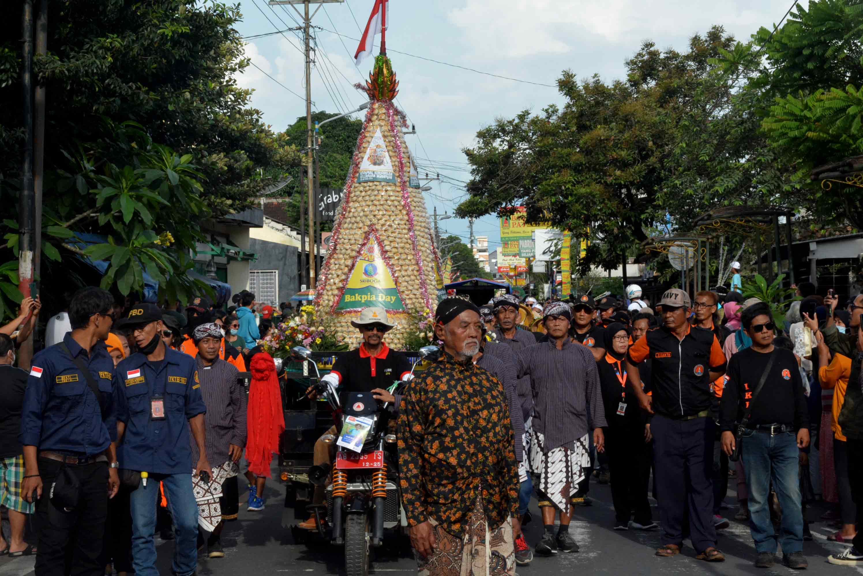 Gunungan Lima Belas Ribu Bakpia Meriahkan Bakpia Day Ngampilan