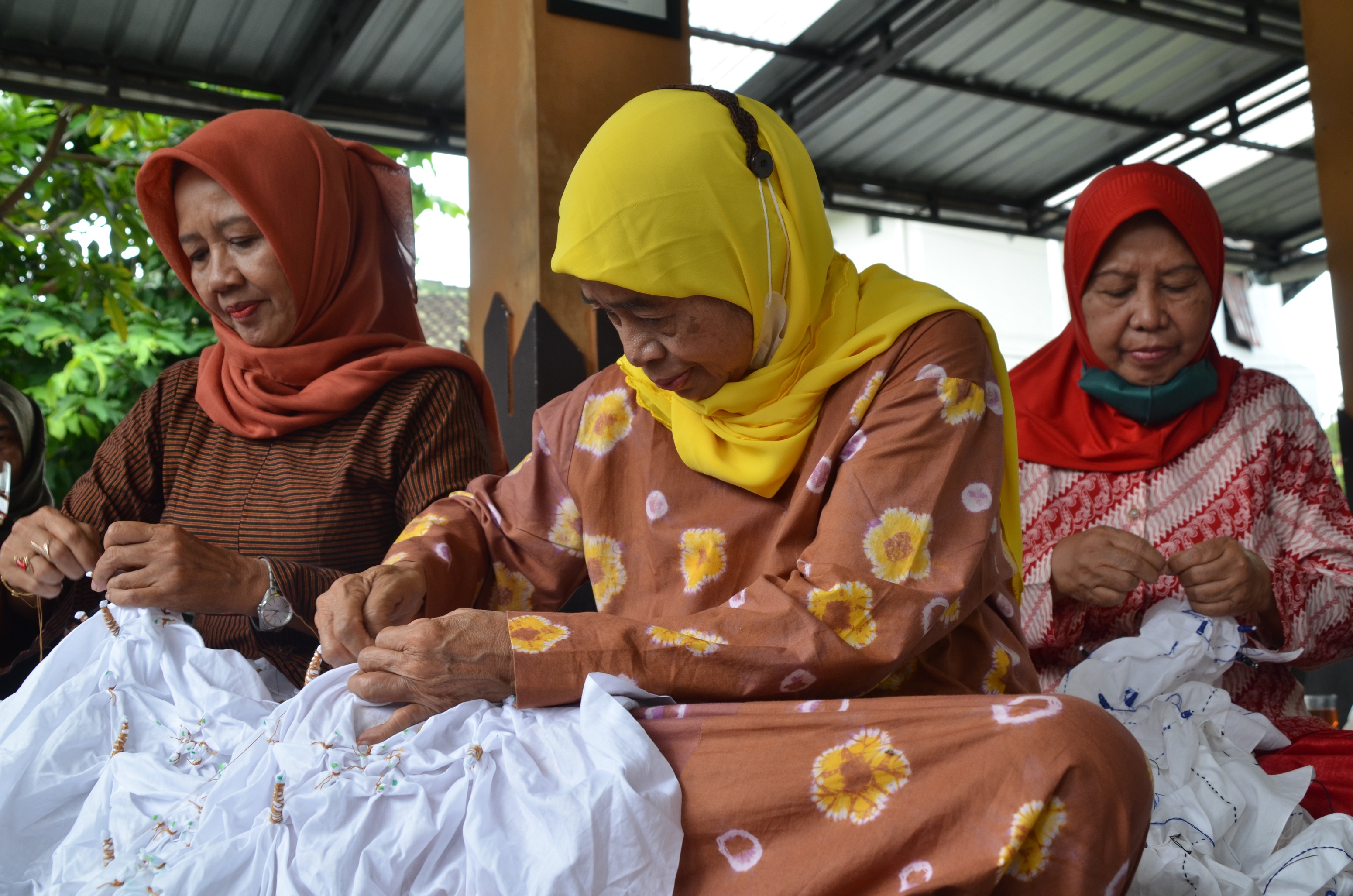 Peringatan Hari Ibu : Perempuan Berdaya dan Berkarya Lewat Kain Jumputan