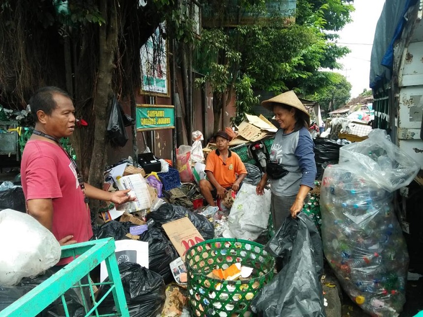 Petugas Edukasi Warga yang Belum Pilah Sampah di TPS