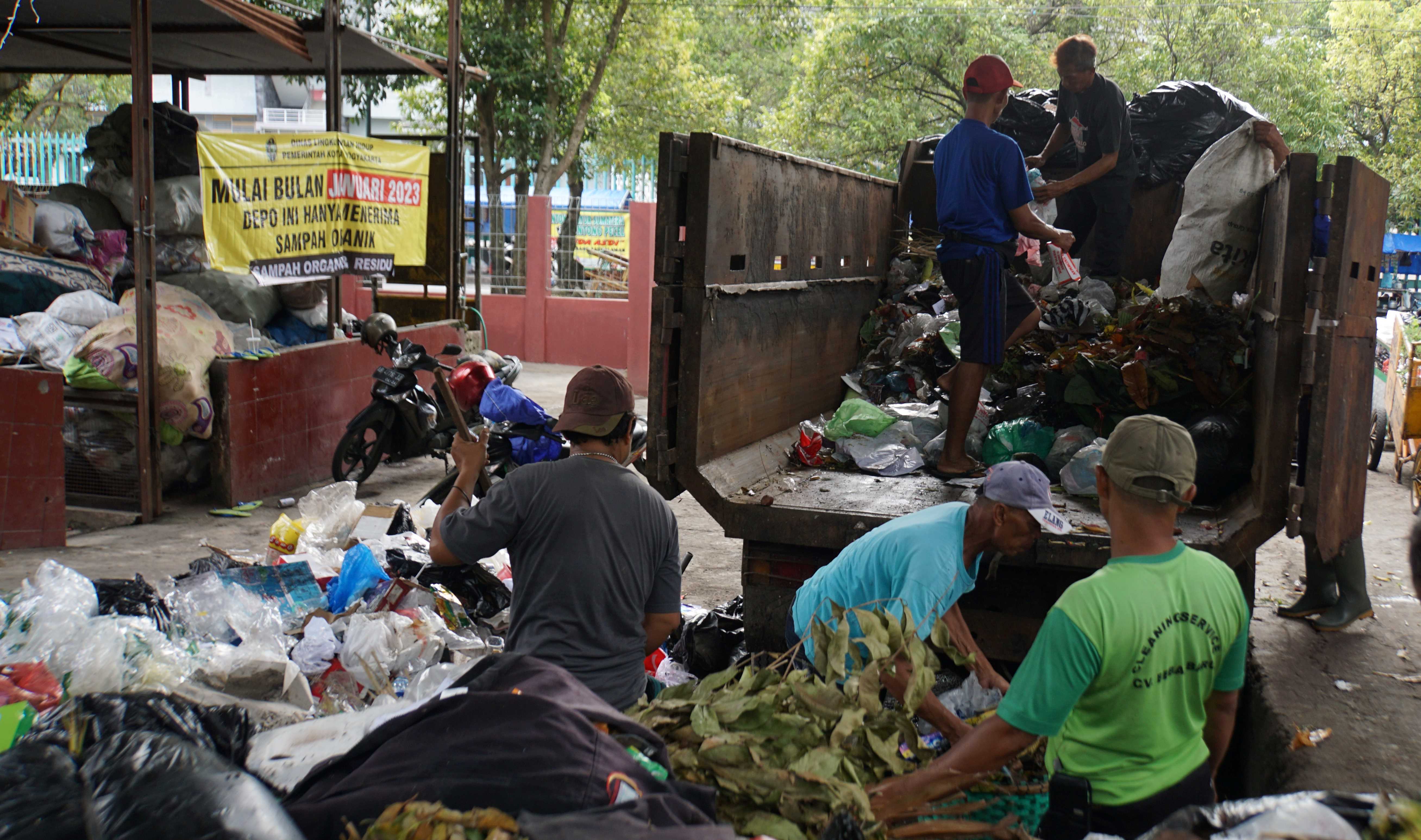 Volume Sampah di TPS Berkurang, Edukasi Pemilahan Digencarkan   