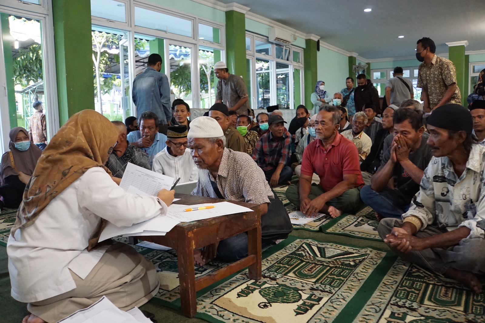 Miliki Tugas Berat, Penggali dan Penjaga Makam Terima Bantuan