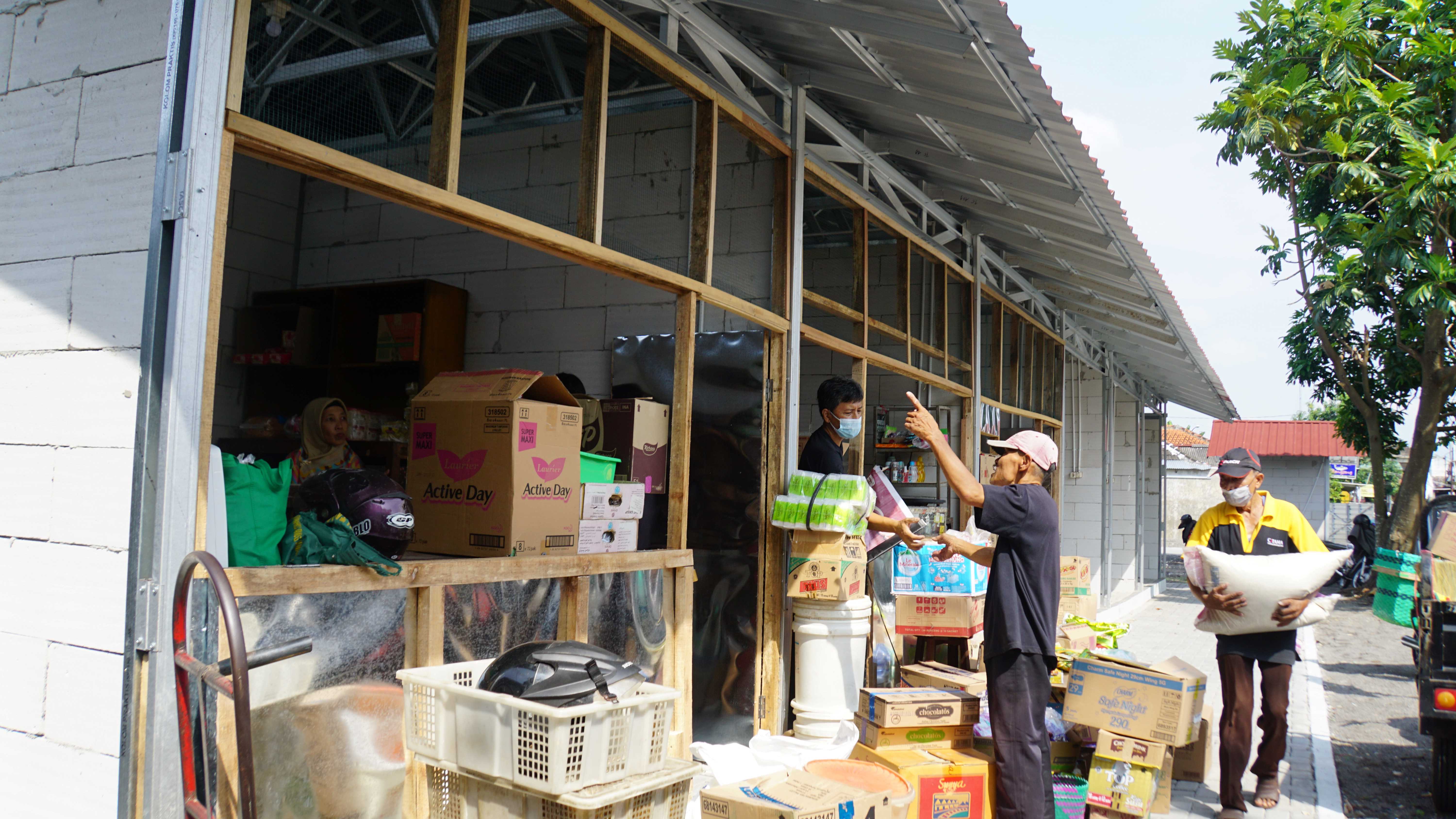Pedagang Pasar Sentul Mulai Pindahan ke Shelter Sementara   