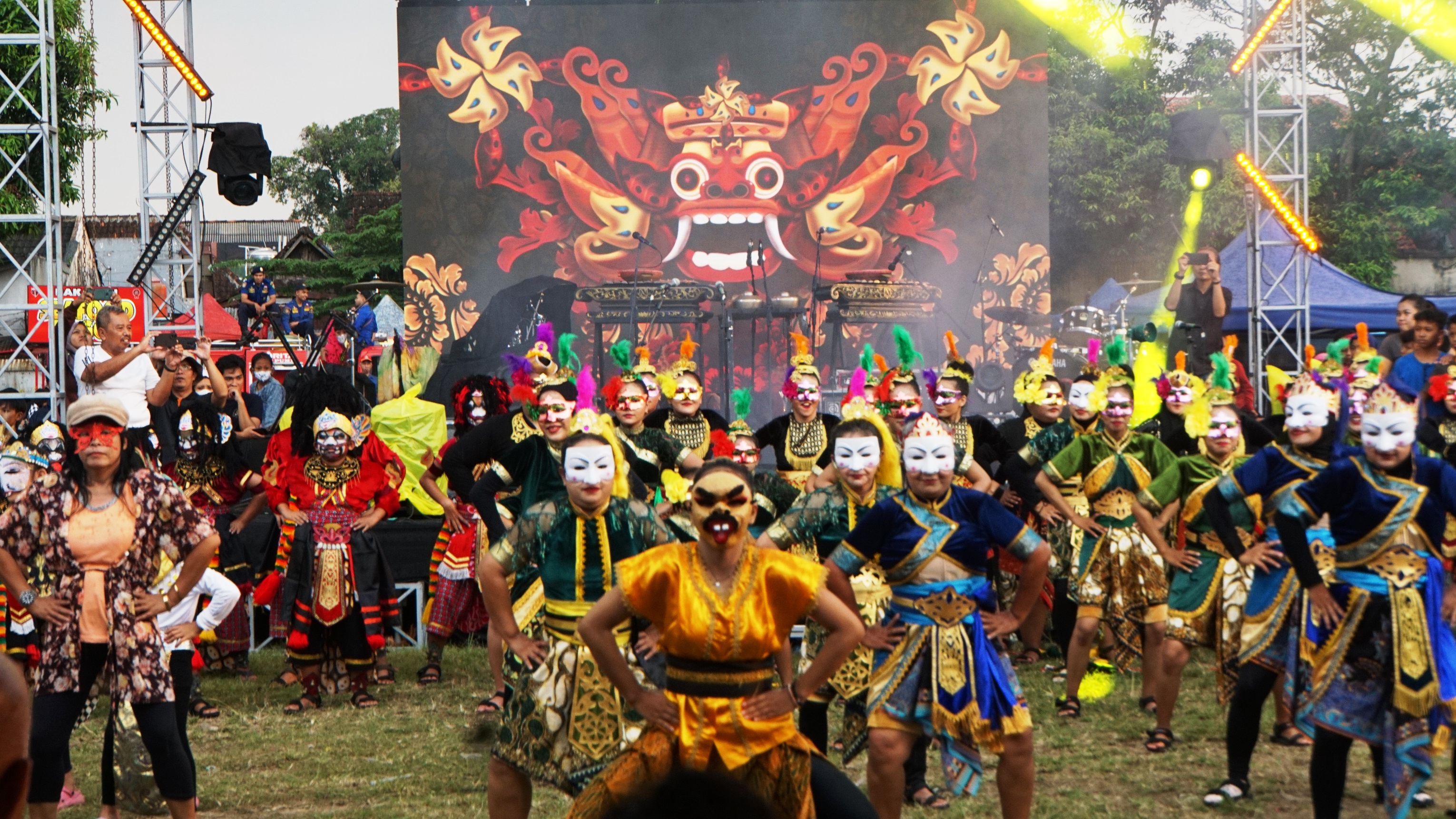 Ratusan Warga Menari Topeng Meriahkan Festival Jeron Beteng