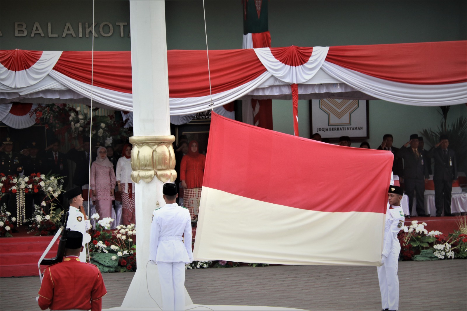 Upacara Penurunan Bendera HUT ke-78 RI di Balaikota Lancar dan Khidmat