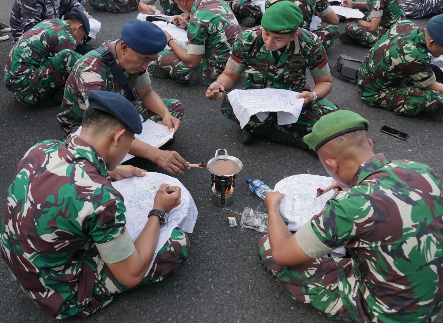 Ribuan Prajurit TNI Membatik Bersama Dukung Hari Batik Nasional