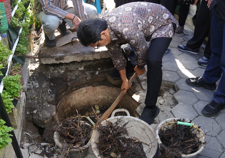 Warga Mangkuyudan Panen Biopori Jumbo Hasilkan Satu Ton Pupuk Organik