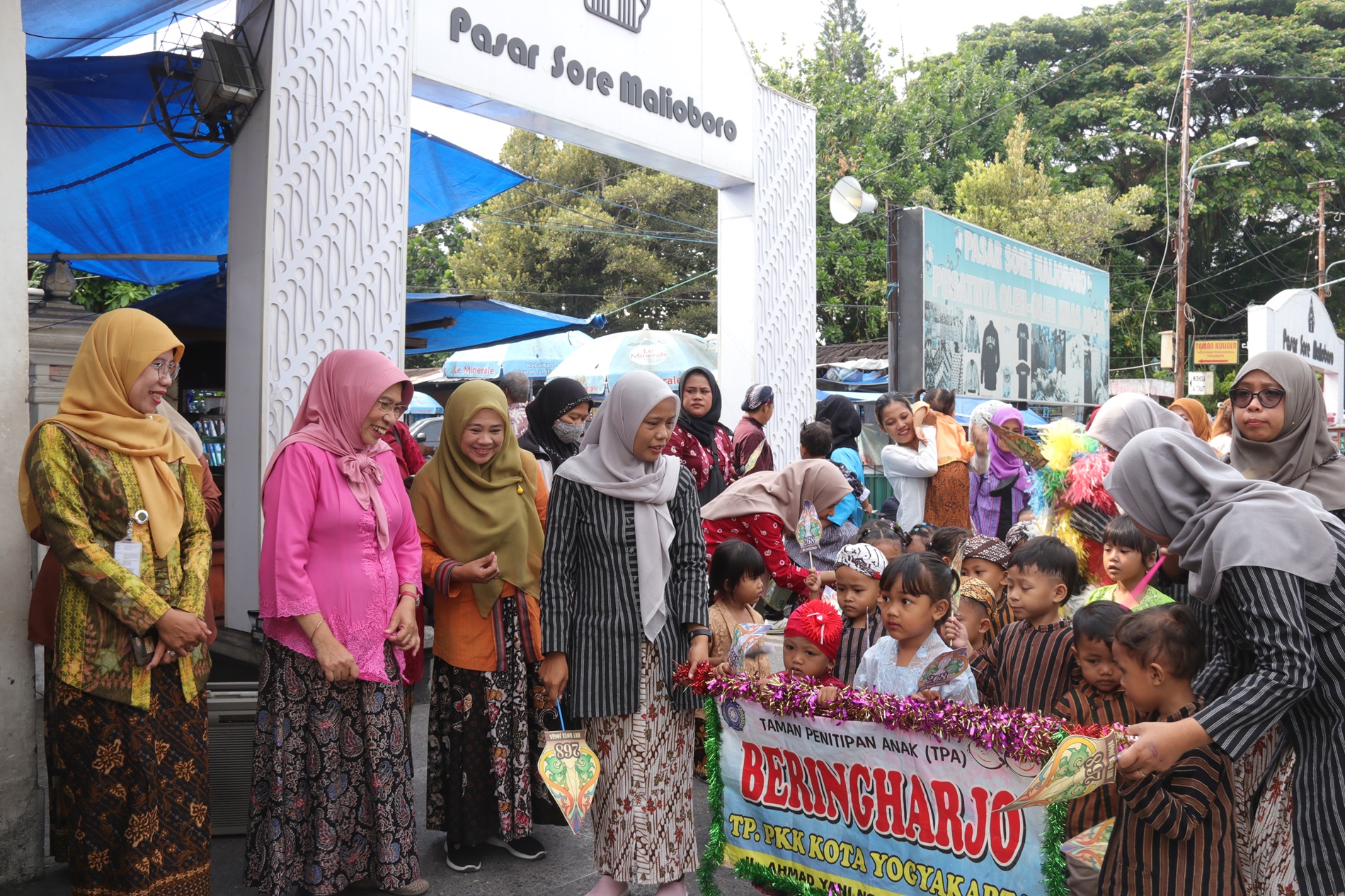 TPA Beringharjo Kirab Gunungan Peringati HUT Ke-268 Kota Yogya